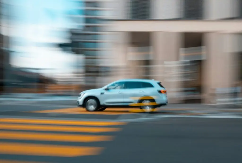 Carro circulando pela cidade
