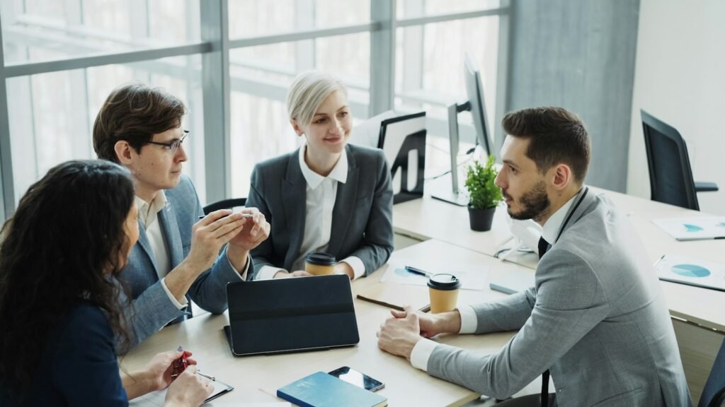 Equipe de empresa em reunião no escritório