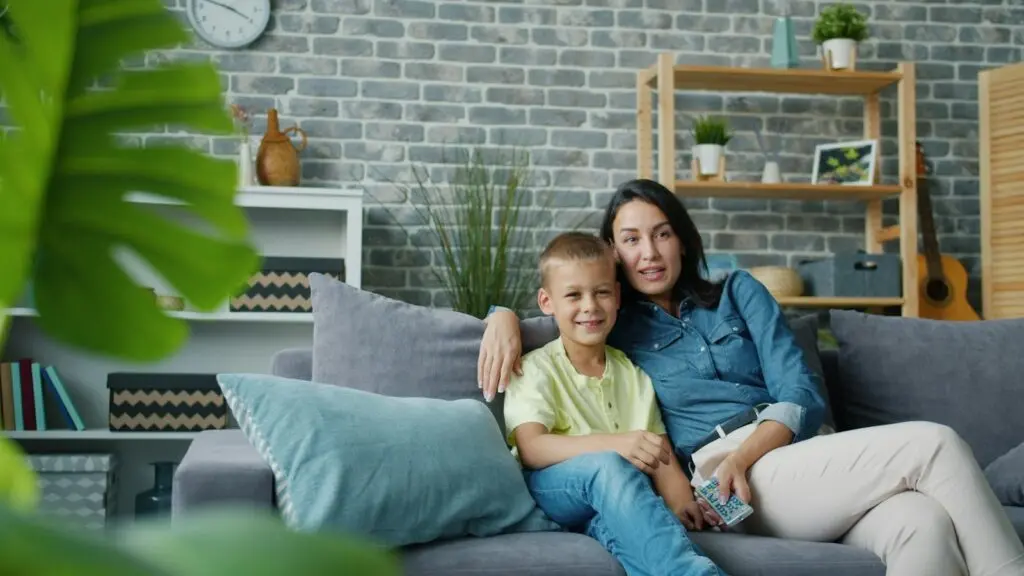 Mãe e filho no sofá de casa