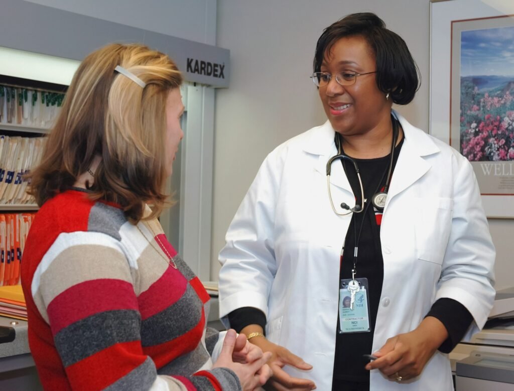 Médica atendendo paciente no consultório