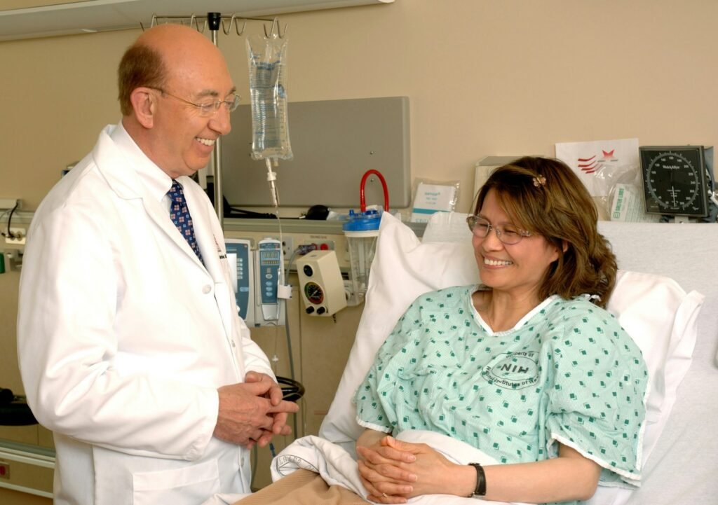 Médico conversando com paciente no hospital