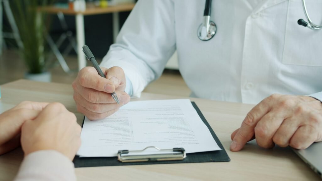 Médico preenchendo ficha do paciente
