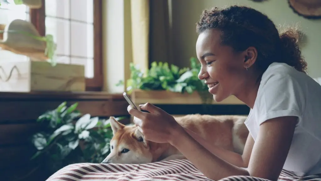 Mulher pedindo cotação pelo celular