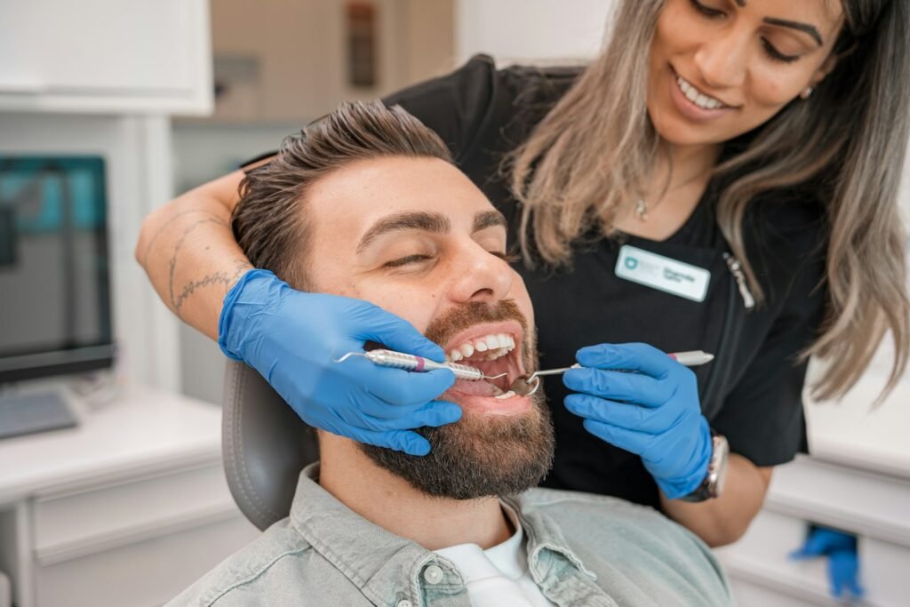 Paciente sorrindo no atendimento odontológico