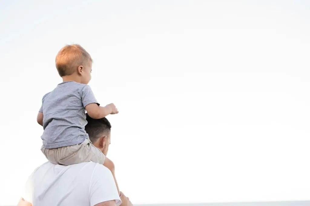 Pai carregando o filho nos ombros