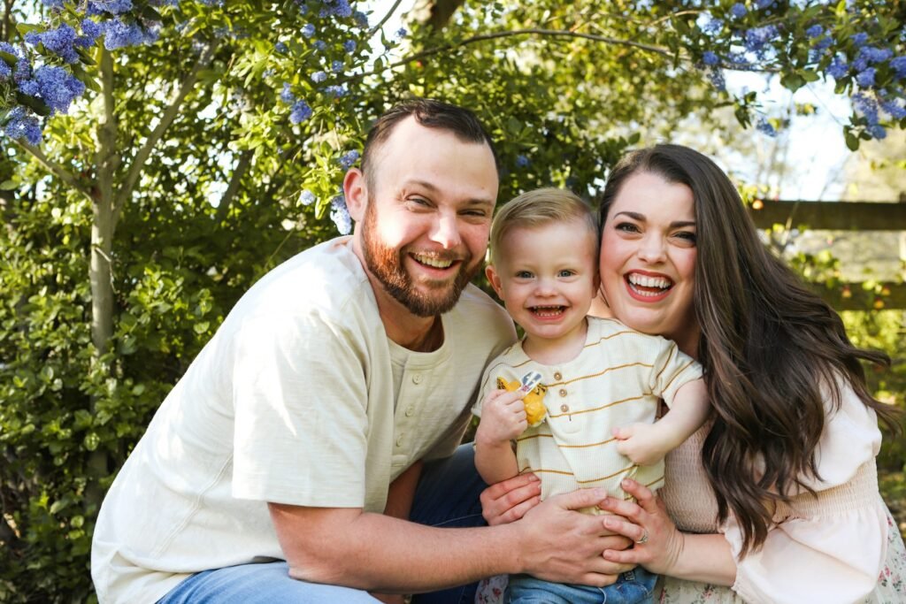 Pai, mãe e bebê sorrindo juntos