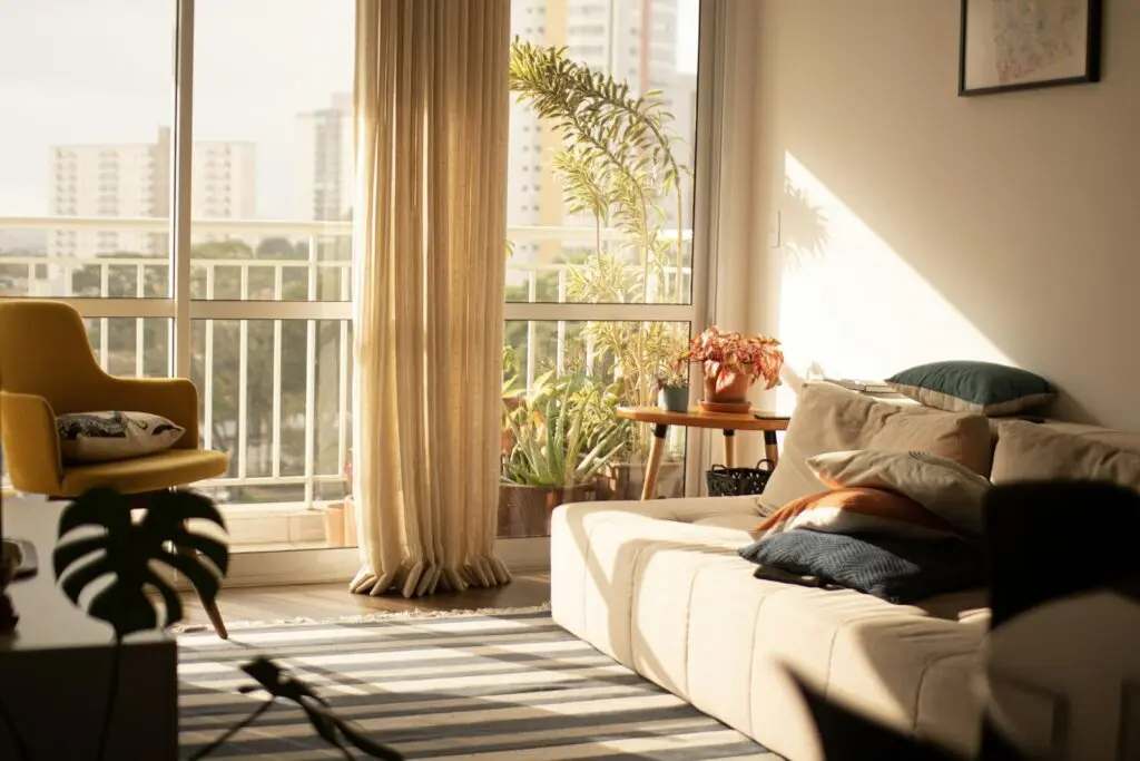 Sala de apartamento iluminada