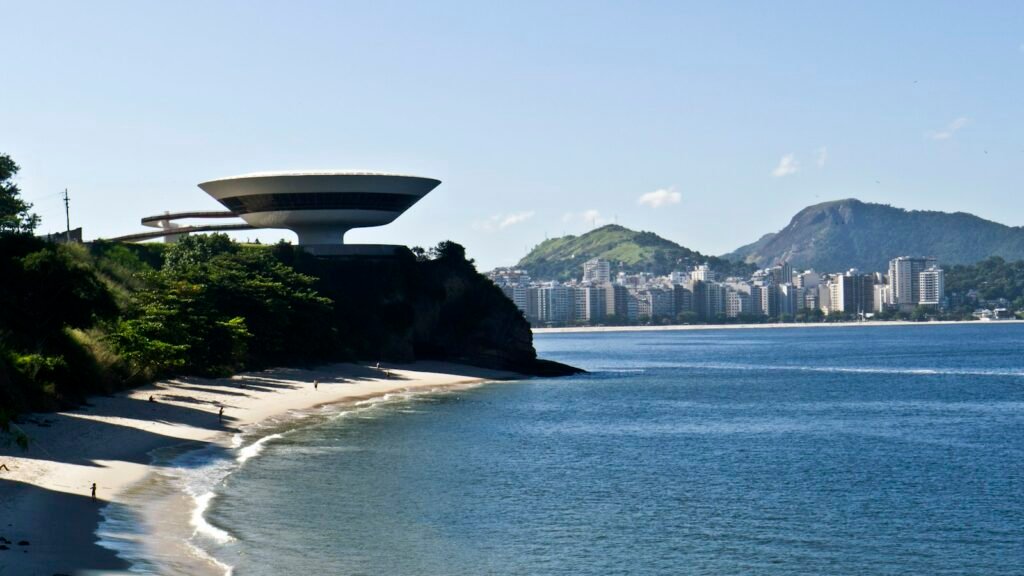 Vista de Niterói com o MAC e a baía